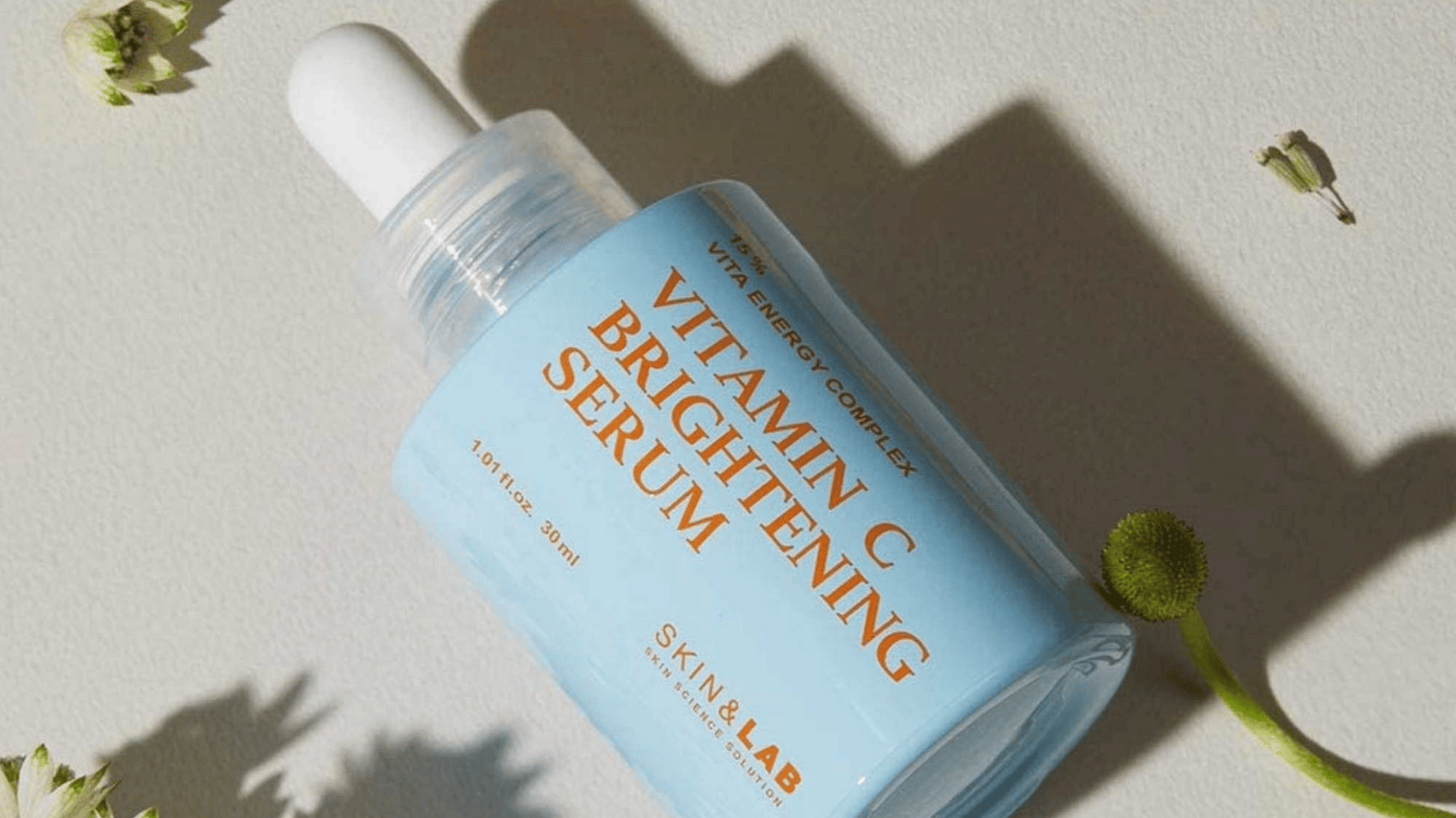 Skin&Lab Vitamin C Brightening Serum är ett kraftfullt serum berikat med vitamin C som ljusar upp hudtonen och reducerar pigmentering. Dess lätta formula återfuktar och stärker hudens barriär, vilket ger en strålande och jämn hy. Passar alla hudtyper.