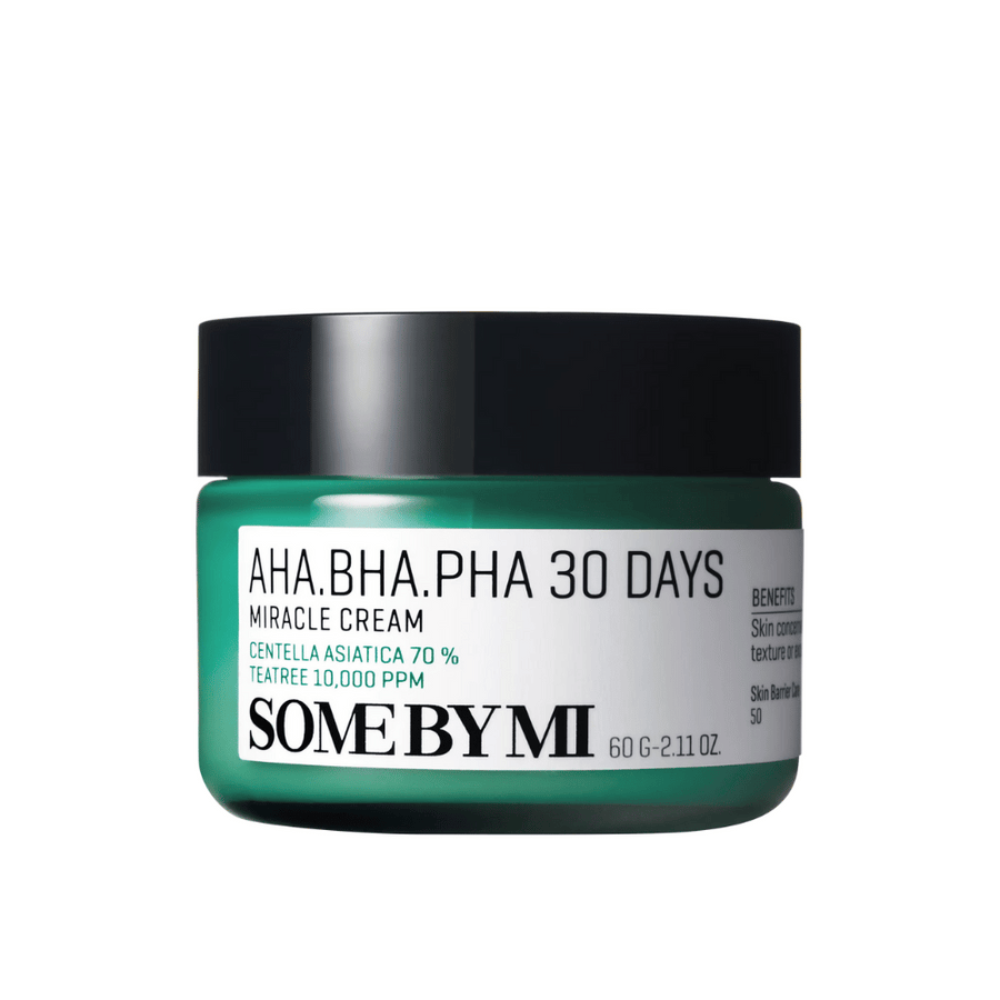 En burk av "SOME BY MI AHA, BHA, PHA 30 Days Miracle Cream". Denna hudkräm innehåller 70 % centella asiatica och 10,000 PPM tea tree-olja, avsedd att lugna och återfukta huden samtidigt som den bekämpar hudproblem som akne. Burken är designad i en distinkt grön färg med svart lock.