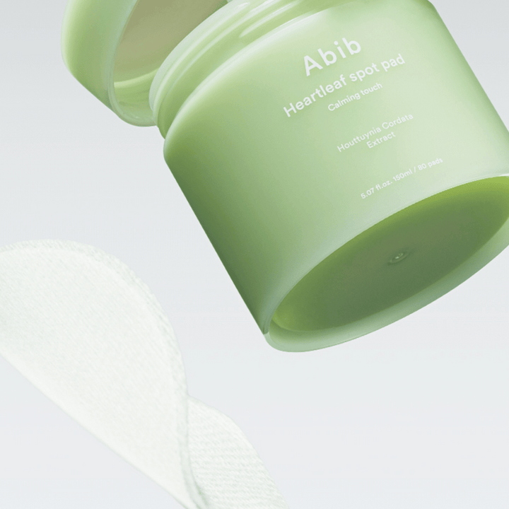 Burk med Abib Heartleaf Spot Pad Calming Touch, innehåller Houttuynia Cordata-extrakt.