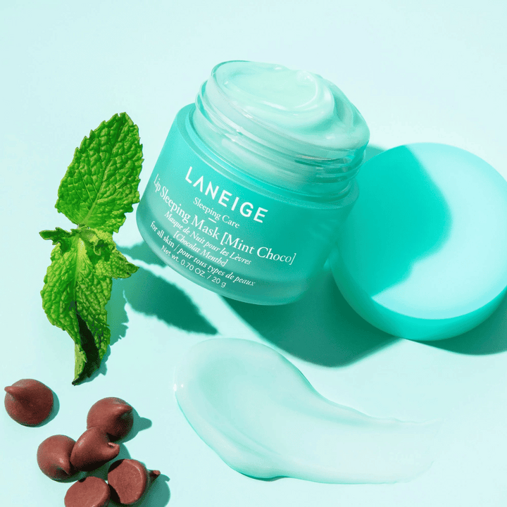 LANEIGE's Lip Sleeping Mask Mint Choco 20g på blå bakgrund.