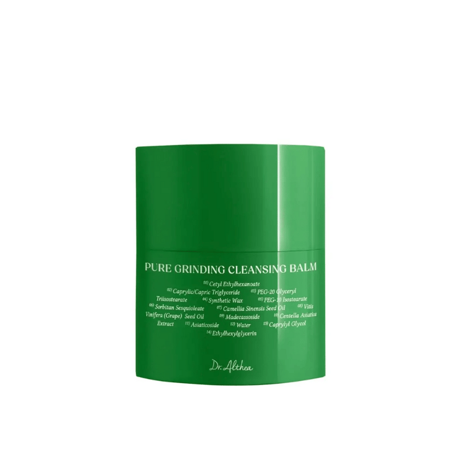 Bilden visar en grön burk med "Pure Grinding Cleansing Balm" från Dr. Althea. Förpackningen är enkel och stilren med vit text som listar nyckelingredienser som druvkärnolja, centella asiatica-extrakt och camelliafröolja. Designen förmedlar en känsla av naturlig och effektiv hudvård.