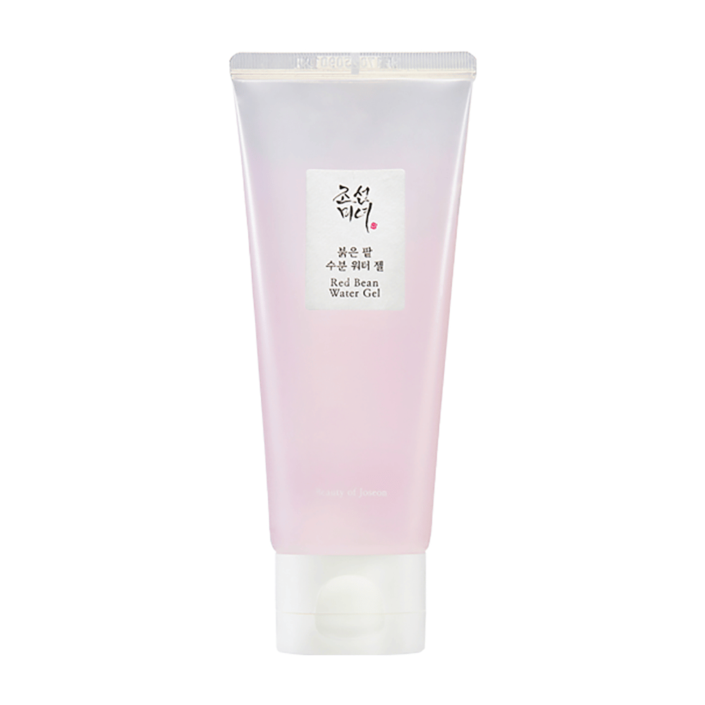 Bilden visar en tub av "Red Bean Water Gel" från Beauty of Joseon. Produkten har en lätt rosa färgsättning på förpackningen och verkar vara en hudvårdsprodukt med röda bönor, vilket kan antyda att den har egenskaper för att förbättra hudens textur och lyster.