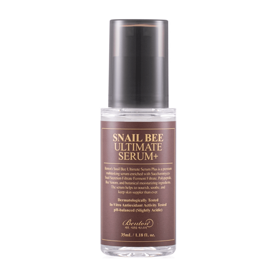 En flaska Snail Bee Ultimate Serum Plus från Benton. Flaskan har en mörkbrun etikett med guldtext som beskriver serumets ingredienser och fördelar. Den innehåller 35 ml (1.18 fl. oz) och har en svart pumpkork.