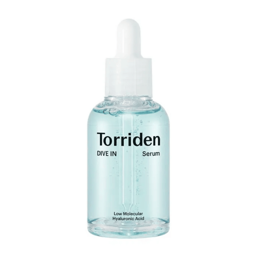 En flaska Torriden DIVE-IN Low Molecule Hyaluronic Acid Serum 50ml för återfuktning, på vit bakgrund.