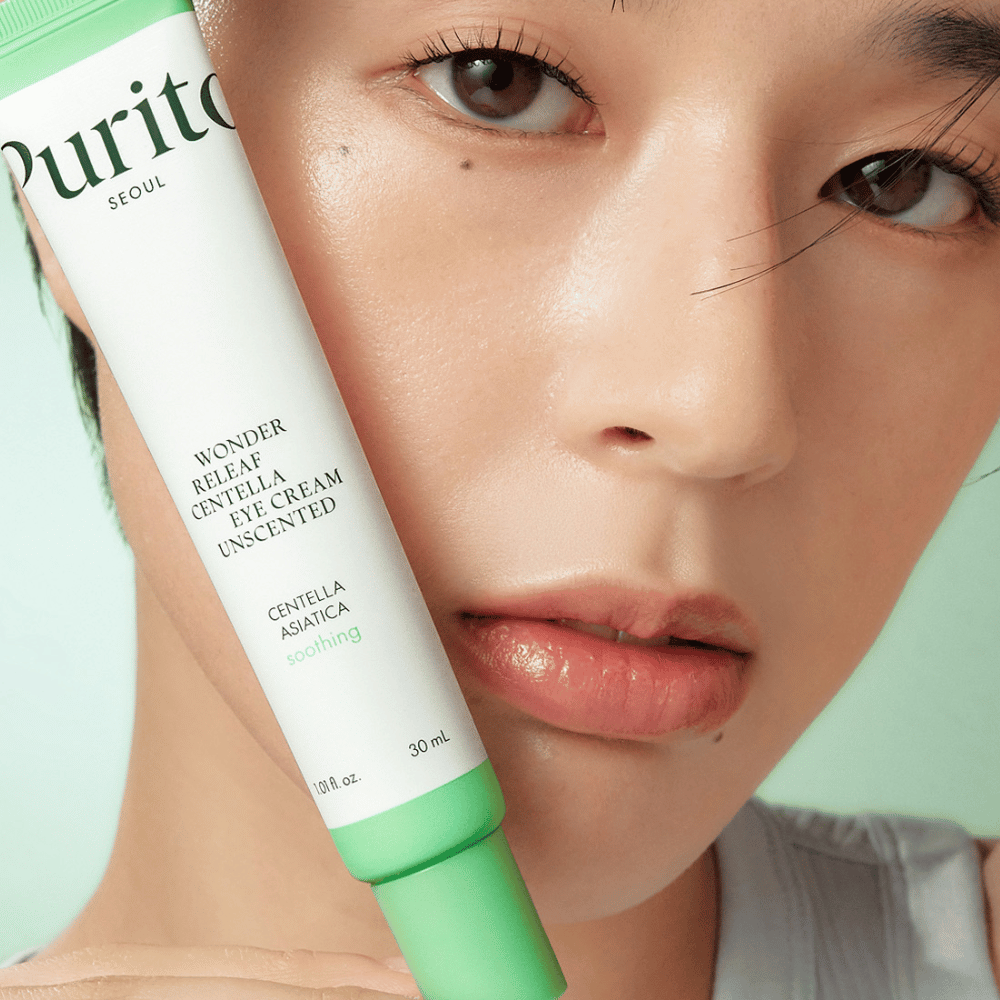 Purito Wonder Releaf Centella Eye Cream Unscented är en närande ögonkräm som innehåller lugnande Centella Asiatica. Perfekt för känslig hud, denna doftfria kräm minskar irritation och återfuktar intensivt samtidigt som den reducerar fina linjer och mörka ringar.