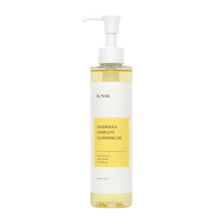 En flaska iUNIK Calendula Complete Cleansing Oil 200ml för att ta bort sminkrester med en gul etikett på vit bakgrund.