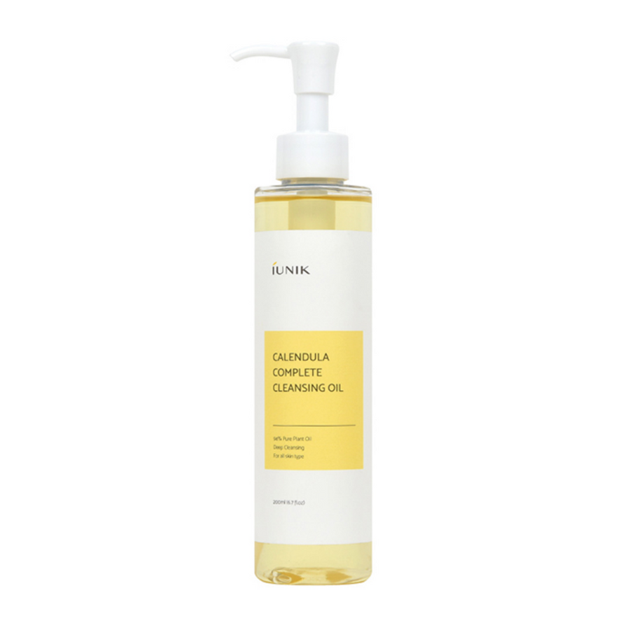 En flaska iUNIK Calendula Complete Cleansing Oil 200ml för att ta bort sminkrester med en gul etikett på vit bakgrund.