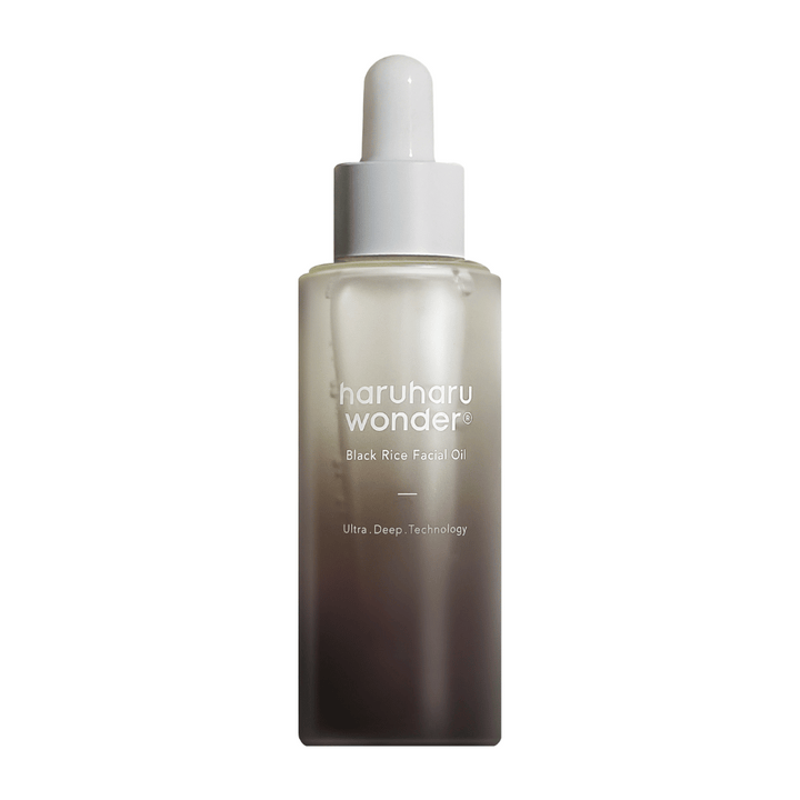 En flaska Haruharu Wonder Black Rice Facial Oil 30ml på vit bakgrund, främjar starkare hudbarriär för fräsch och strålande hy.