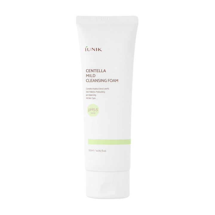 En tub iUNIK Centella Mild Cleansing Foam 120ml på vit bakgrund.